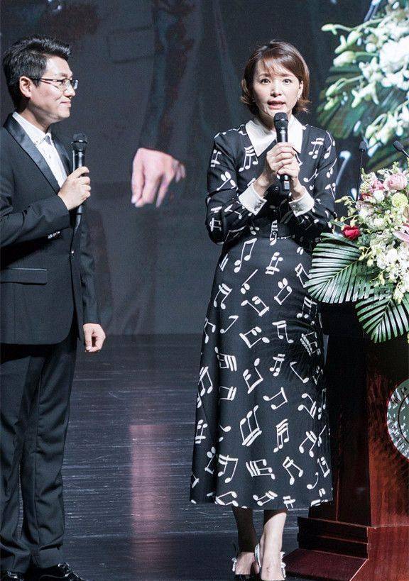 原创董卿气质摆在那儿穿紧身裙出席活动不修图都很优雅