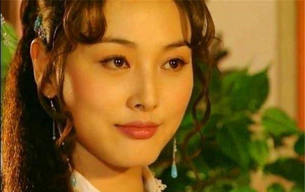她颜值不输李若彤,出道27年零绯闻,老公51岁时靠