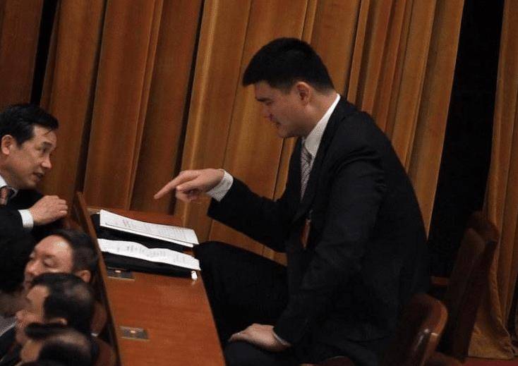 原创继姚明喝水像喝口服液后姚明玩手机又引围观网友好奇他怎么打字