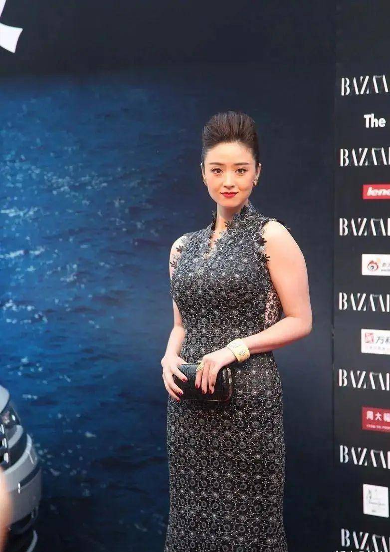蒋欣穿紧身裙暴露身材短板,肩宽胳膊粗像个"金刚芭比"很多女明星走