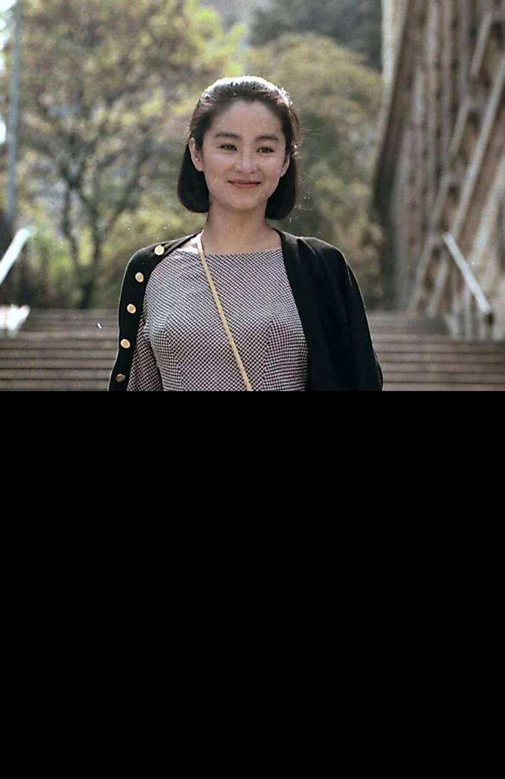 林青霞是典型的东方美女,五官端正,气质温柔,有点韧性.