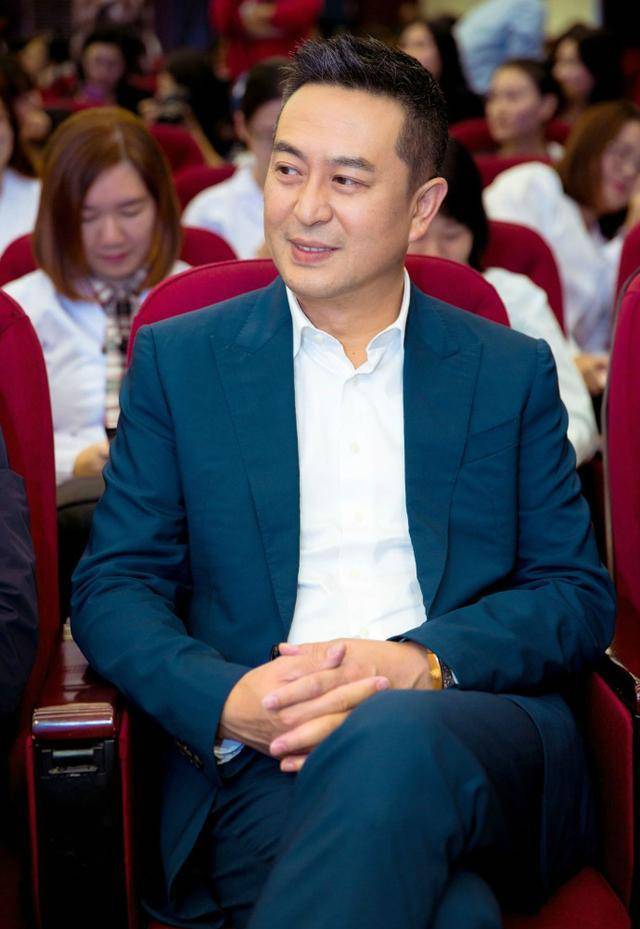 张嘉译与老婆近照曝光,两人一同看望北电老师,搂在一