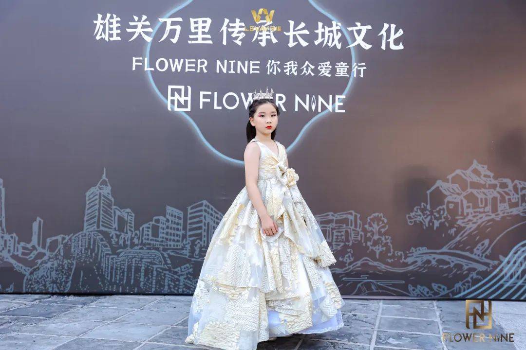 乐维文化乐维素质偶像张诗雯韦蕴仪亮相flowernine品牌长城大秀