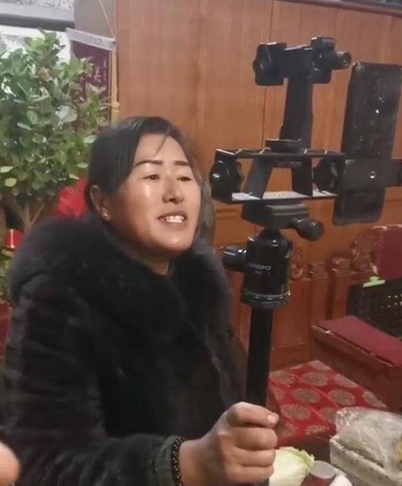 原创这就是差距草帽姐坐轮椅回村送年货大衣嫂却对河南人口吐芬芳