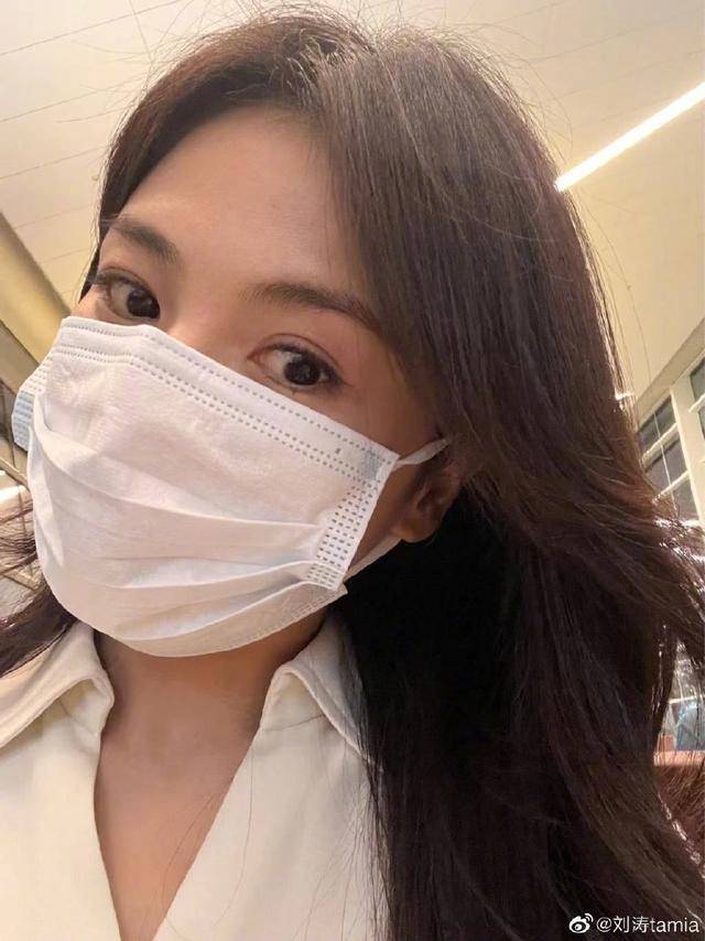 刘涛晒分享美照,匆忙赶飞机口罩戴反_登机口_配文_自拍