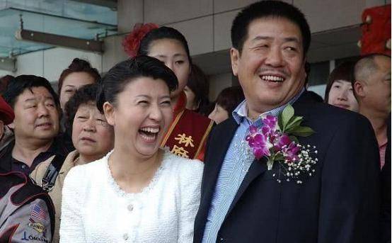 =可是在人气最高的时候,闫学晶却嫁给了大自己10岁的林越.