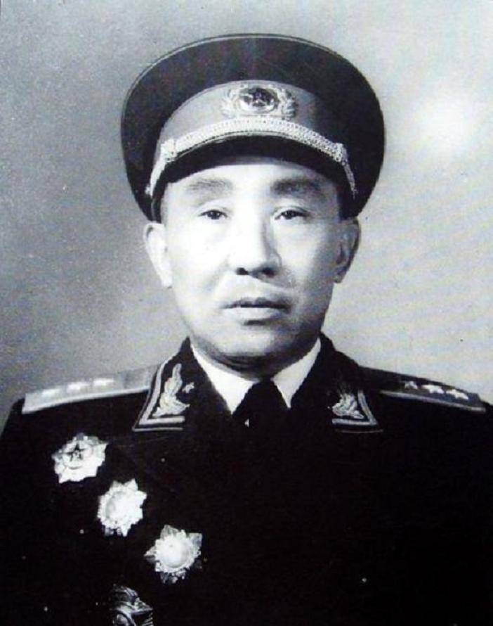 李聚奎是湖南涟源人,出生于1904年,他在军事生涯早期曾经参加过著名的