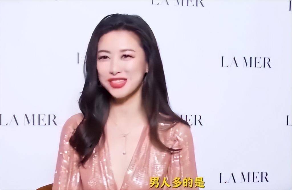 朱珠携女儿度假,亲自刮果泥喂宝宝,王珠宝眼睛黑亮长相随爸_朱朱_丈夫