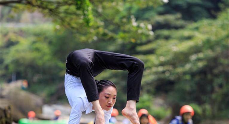 中国柔术女王,25岁打败俄罗斯柔术大师,多次打破吉尼斯世界纪录_刘藤