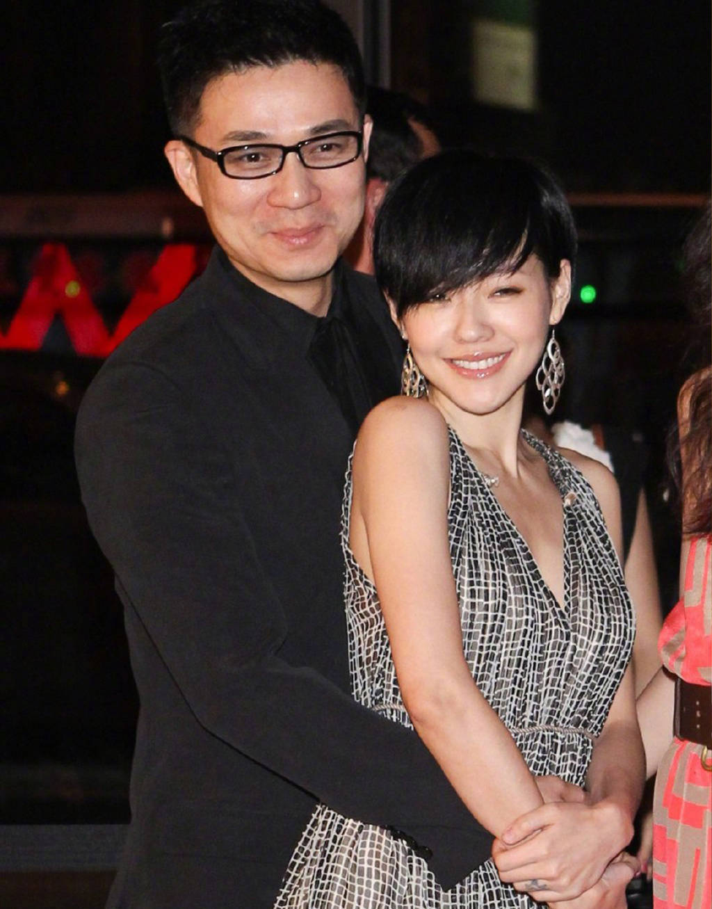 台媒狗仔曝许雅钧夜店搂妹 小s拒绝回应老公私生活-搜狐大视野-搜狐新