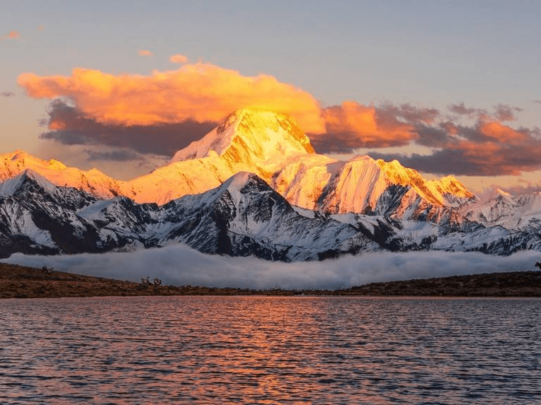 贡嘎雪山之巅万丈金光犹如一座金碧辉煌的宫殿