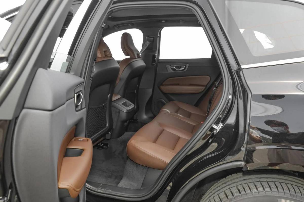 30万级油电中型SUV之争，沃尔沃XC60对阵特斯拉Model Y，如何选？