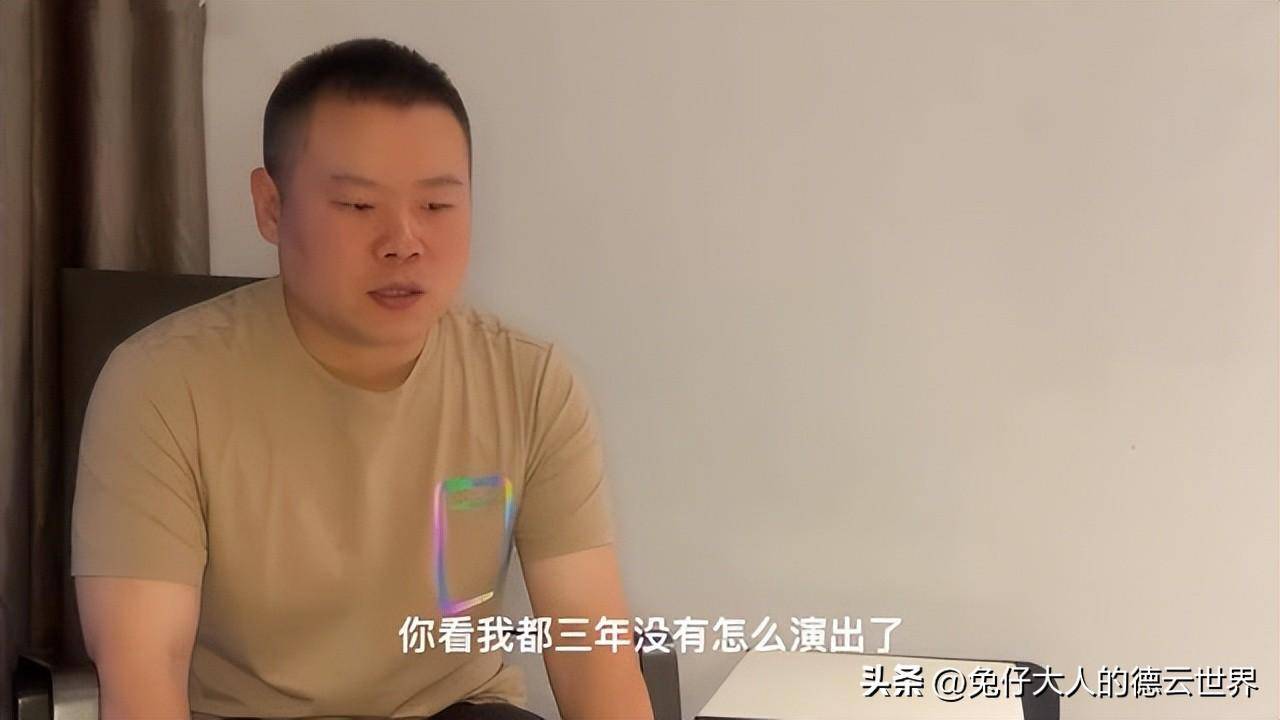 德云社岳云鹏做客威海，在路边与粉丝闲聊，岳哥丝毫没有明星架子