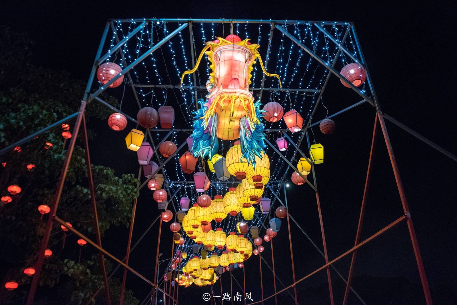 广东最早的“新年灯会”，光影灿烂让人回味无限，水幕片子很稀有