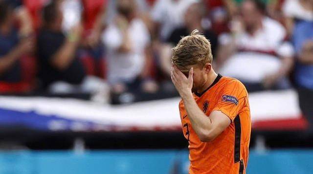 单刀不进+半场0射正+手球染红！6亿荷兰出局，连3届无缘欧洲杯8强