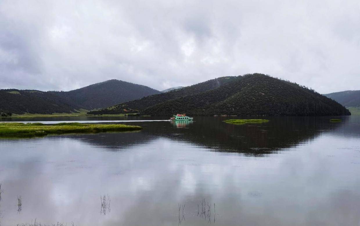 普达措国度公园，属都湖(环湖美景)