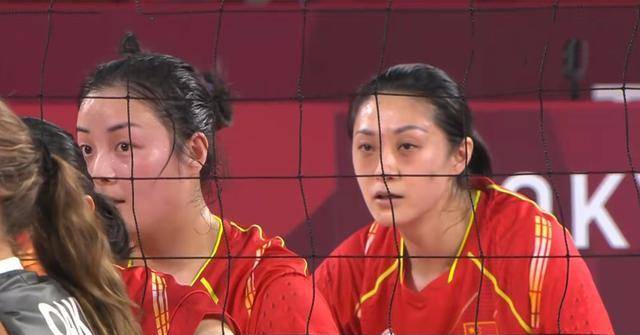 中国女子坐式排球队3比0轻松击败加拿大，美国人抢走金牌