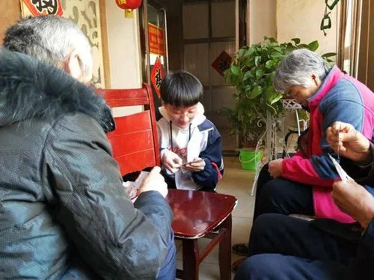 奶奶带孙子玩牌，被儿媳认为是玩物丧志，结果一个月孩子识字700