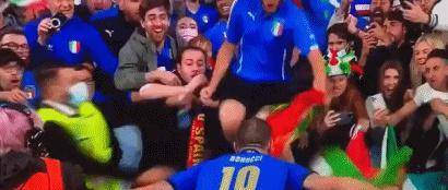 欧洲杯搞笑一幕！被女保安误认成意大利球迷，博努奇一脸懵逼