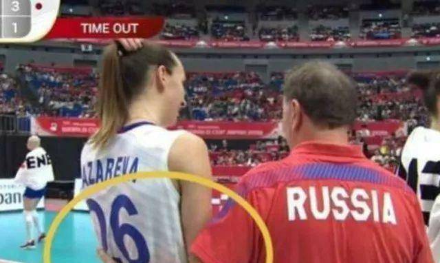 曾拉眯眯眼蔑视亚洲人，今搂女排球员的腰揩油，俄主帅会下课吗？