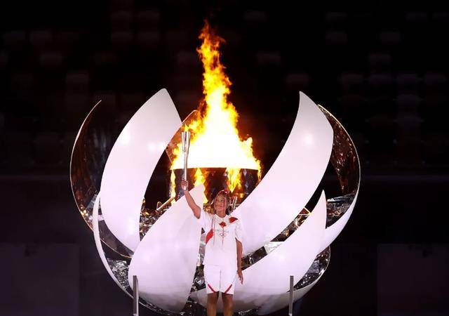 大坂曲美成为奥运会史上首位点燃主火炬的网球运发动