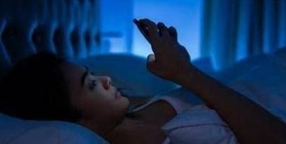华为手机会翻新机吗:长期熬夜玩手机，将手机放在床头上，这样会有辐射吗？