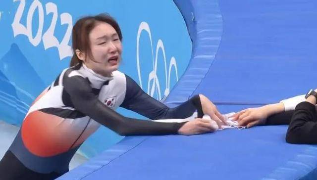 奥运名排场！韩国亚军痛哭却被晾一边，季军美女拥抱冠军无视亚军