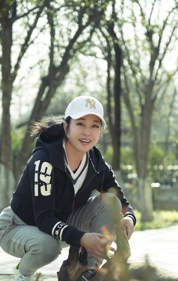 十博app官方65岁刘晓庆晒近照穿一身运动装像元气少女一只土