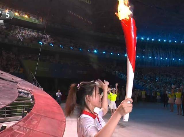 全运会火炬传递，苏炳添受全场欢呼，张雨霏浅笑，杨倩点燃主火炬