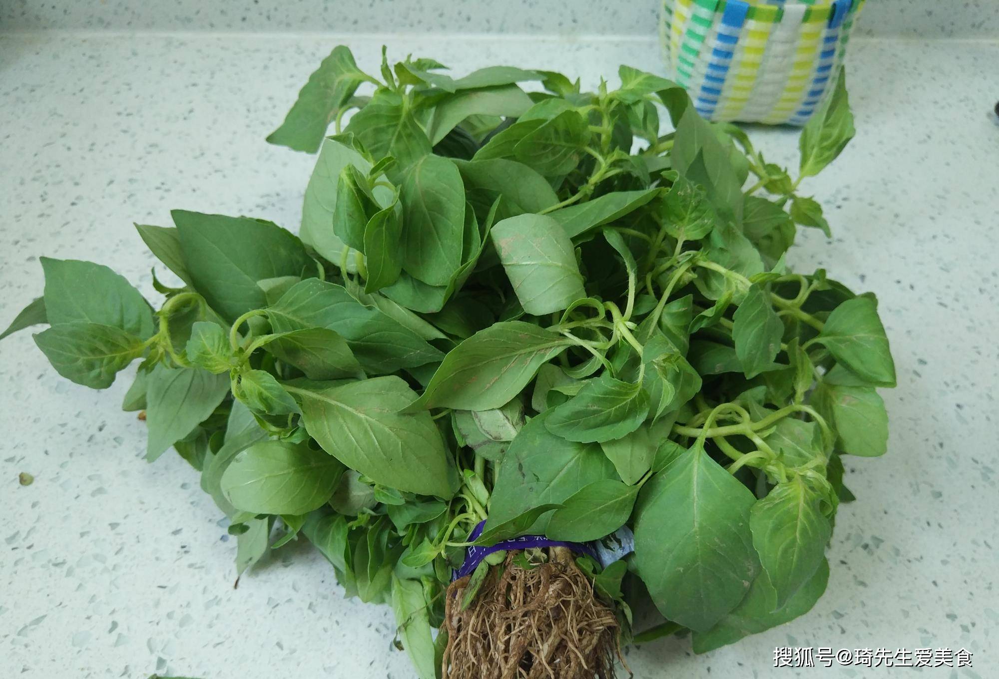 可能很多外地朋友吃不惯荆芥的味道，但是河南人夏季是一天都离不开荆芥