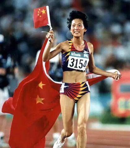 她被称为东方神鹿，我国首位奥运长跑金牌获得者，曾履历三段婚姻