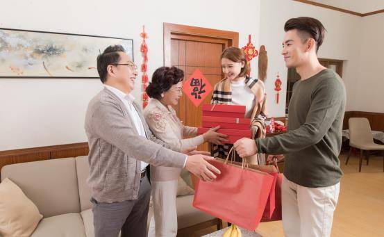 EMC体育 EMC易倍体育一份春节送礼攻略这几款礼物有型又不丢面子长辈朋友都夸赞(图1)