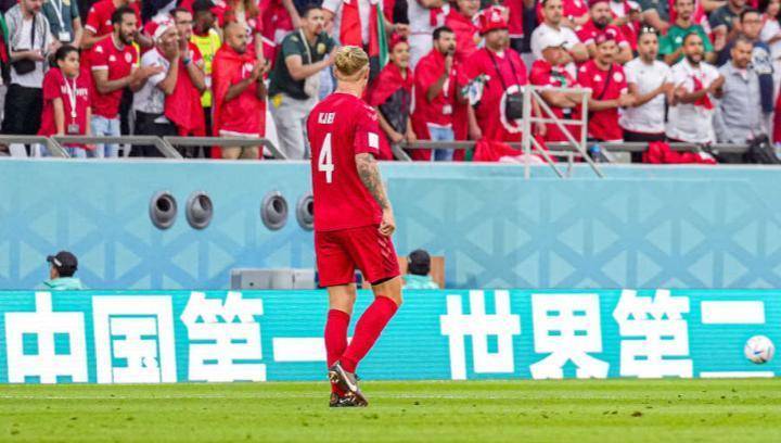 抢镜！丹麦球门后挂五星红旗，觉得国足在踢世界杯，毫无违和感