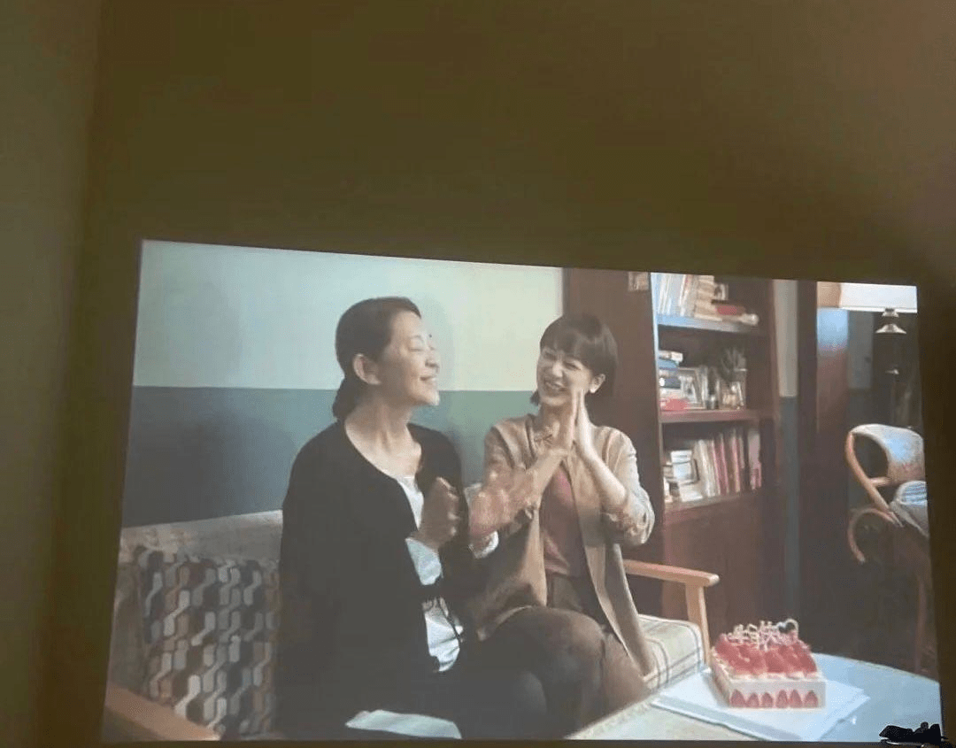 24岁香港姑娘住进8㎡劏房,没想到,巴掌大的空间却有“厨卫卧” 24岁香港姑娘住进8㎡劏房,没想到,巴掌大的空间却有“厨卫卧”