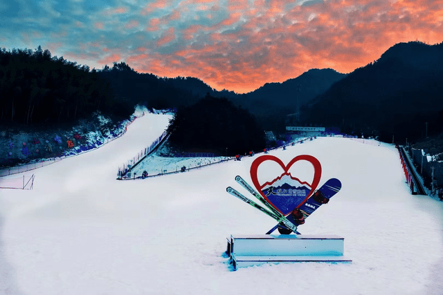 谈球吧体育飞驰在冰雪世界的无尽快感让人们爱上了滑雪这项运动(图5)