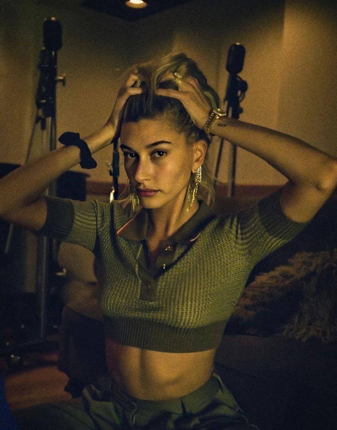 出街即炸街，Hailey Bieber 的大佬式私服