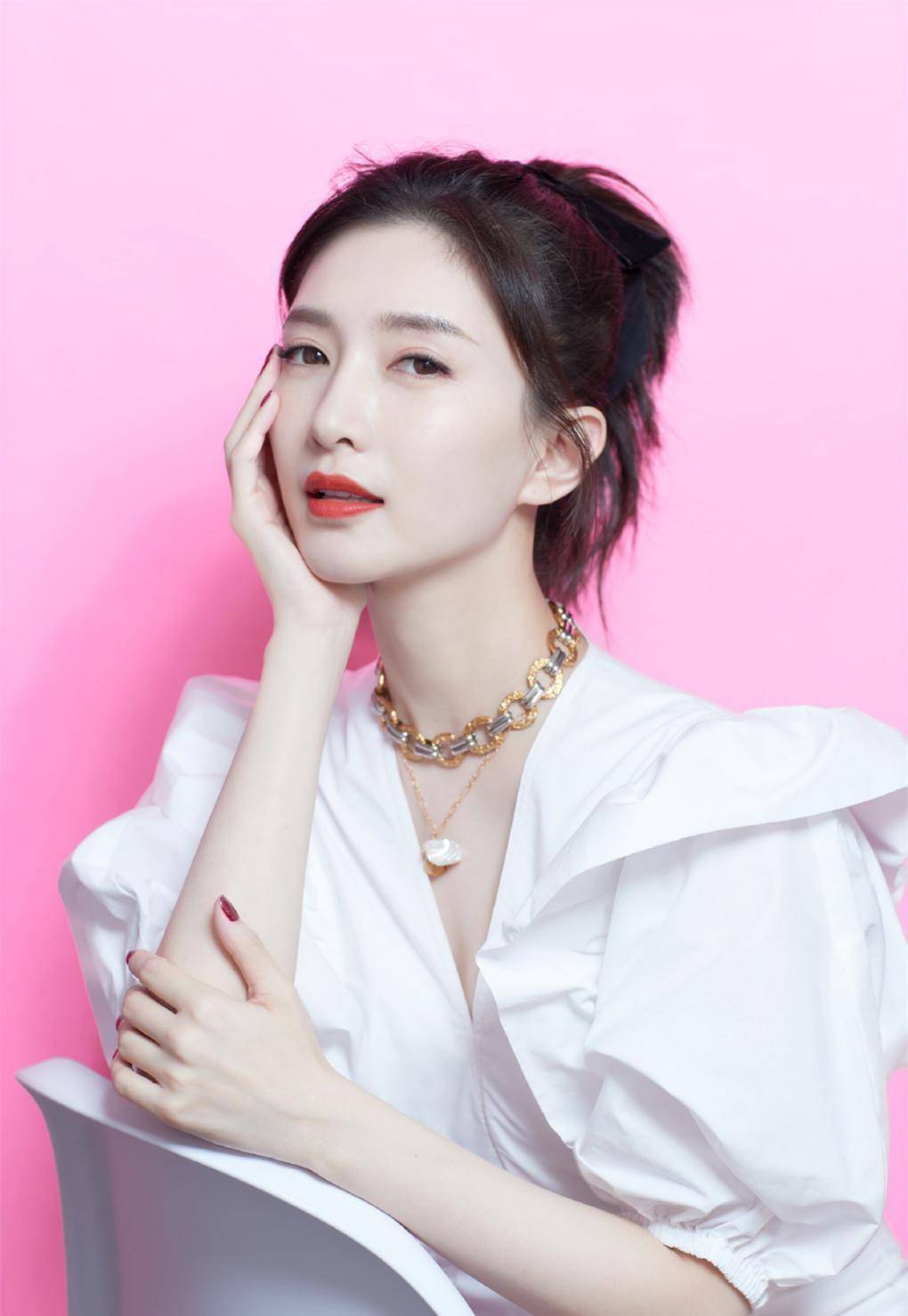 爱游戏ayx江疏影真奢华穿裤裙配拇指粗“金链子”秀时尚长腿时尚又迷人(图3)