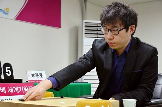 中国围棋第一人柯洁九段，新年首战韩世冠，2.5视力克胜出！