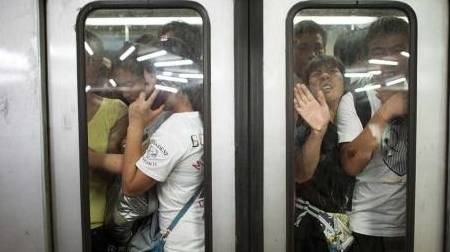 华为手机做北京地铁
:男子地铁上偷拍女性胸部，被乘客发现后“假装自拍”，网友：变态