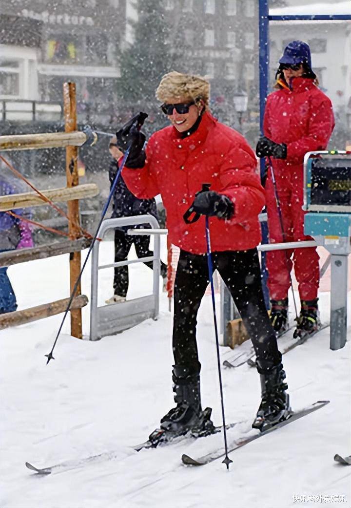 雷竞技RAYBET皇室成员时尚滑雪装备(图8)