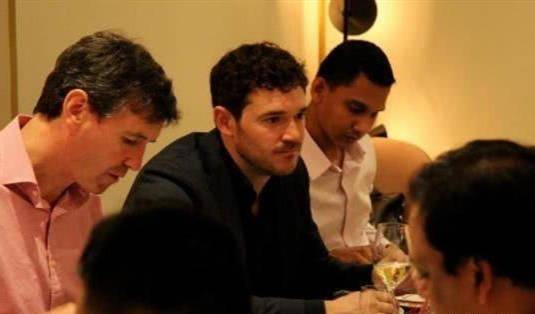 �������£�С��ϼ�������Ϲ�����ˮ�棬����һ�𿴻�С����