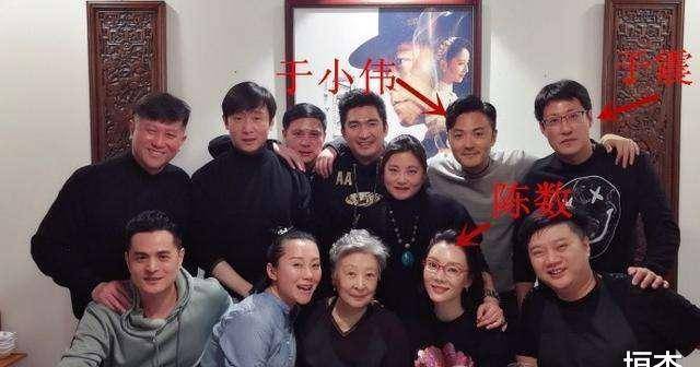 于震：二婚娶小13岁娇妻，婚后连生三胎，现在一家五口其乐融融