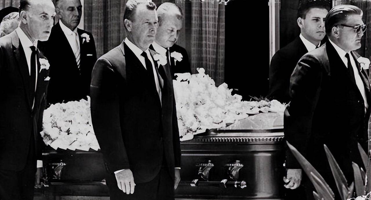 1962年梦露葬礼现场：棺材被翻开，穿戴紧身球衣入殓，金发被剃光