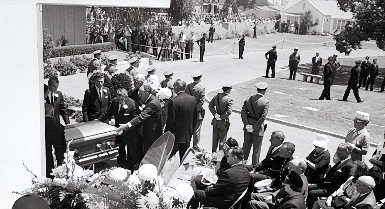 1962年梦露葬礼现场：棺材被翻开，穿戴紧身球衣入殓，金发被剃光
