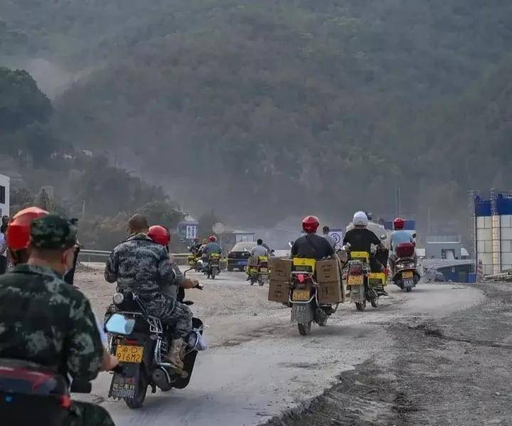 重庆救火：骑摩托的花木兰，必然带我去台湾