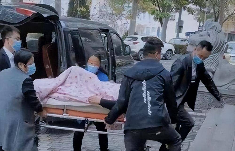 广东白果病重等钱治疗，银行却逼他亲身来，家属抬进银行后猝死