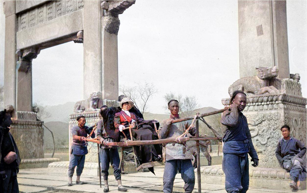 清末的北京，道路稀烂，富家女子打纸牌消遣，贫民孩子玩砍头游戏