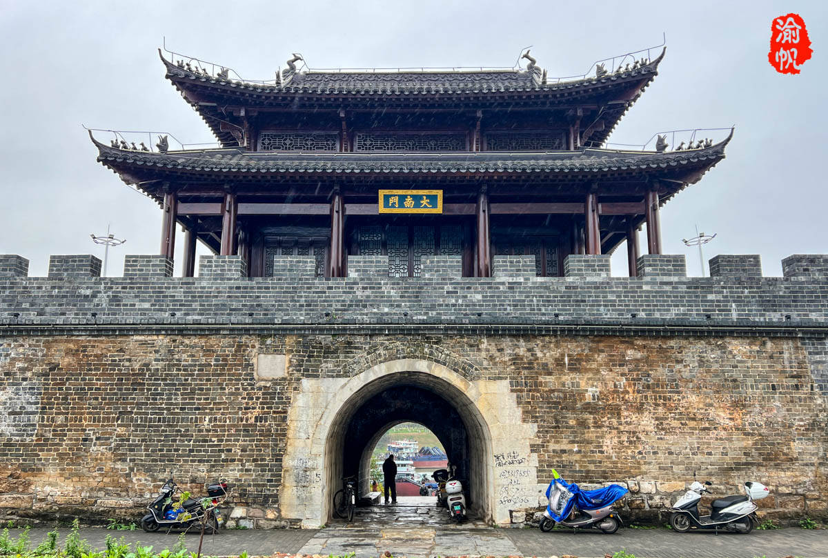 大南门大南门城楼位于港北区人民东路的郁江河畔，外面是一个水码头，由