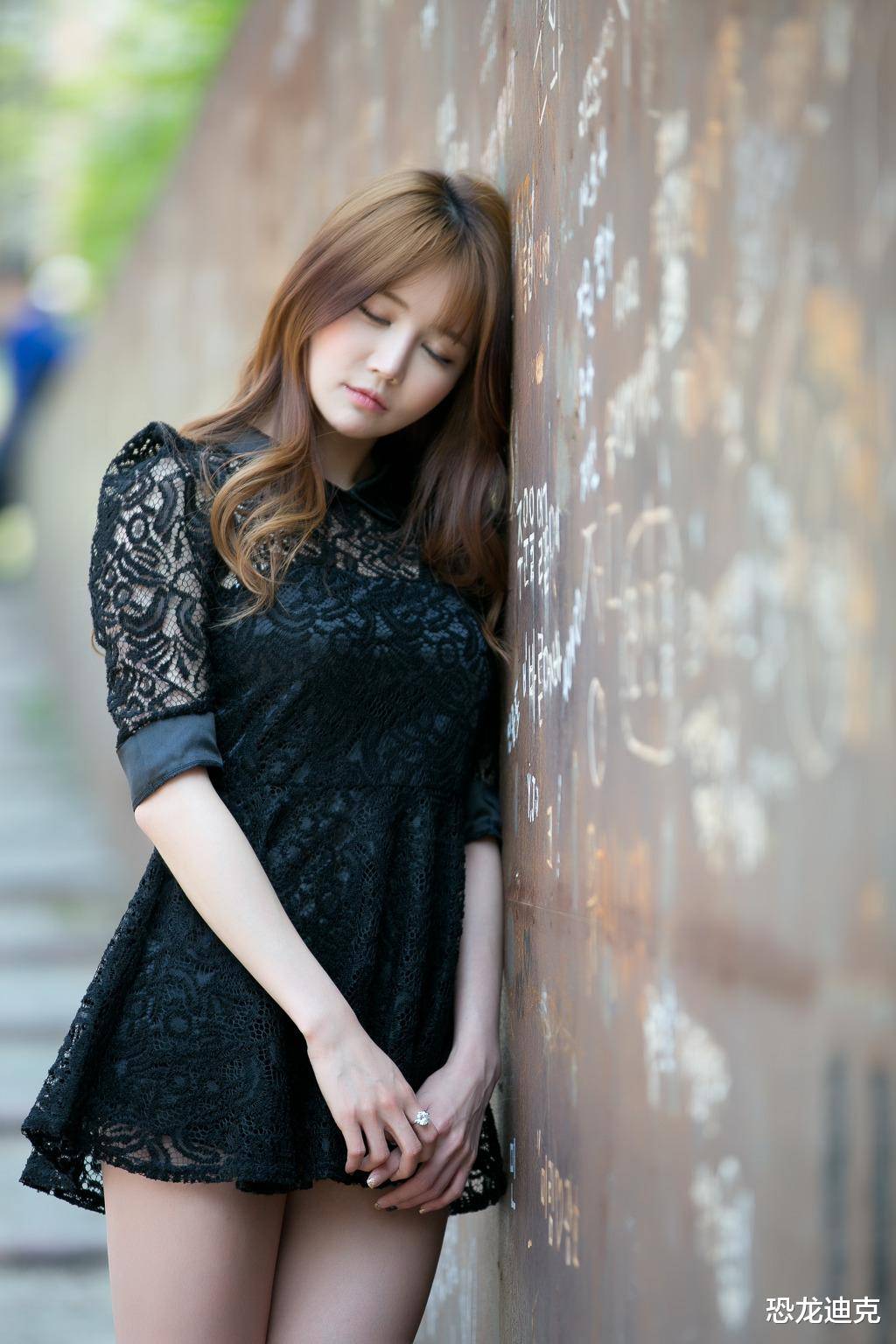 美女模特户外拍写真,多套穿搭展现各种风格的美丽