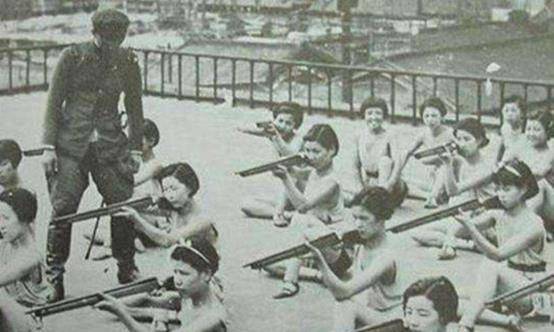 为什么会说原子弹下无冤魂？看看当时日本女人在做什么就知道了